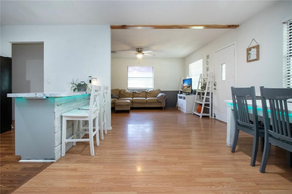 待售: $299,000 (3 贝兹, 2 浴室, 1296 平方英尺)