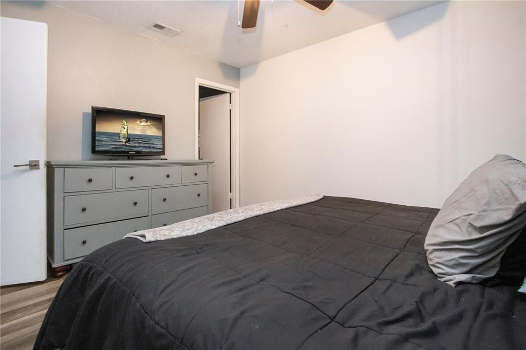 待售: $299,000 (3 贝兹, 2 浴室, 1296 平方英尺)