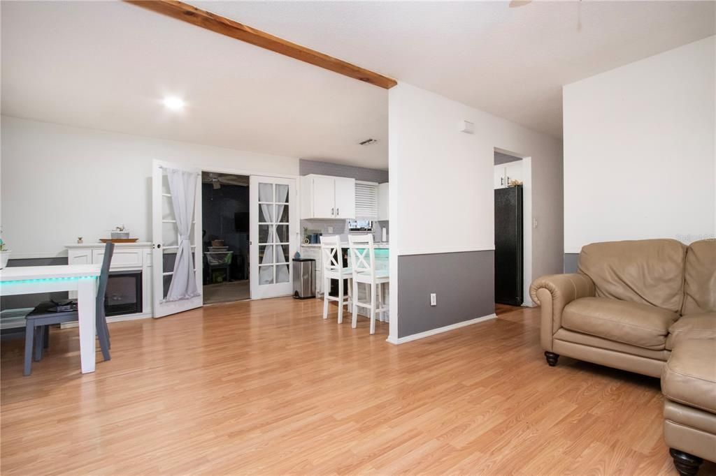 待售: $299,000 (3 贝兹, 2 浴室, 1296 平方英尺)