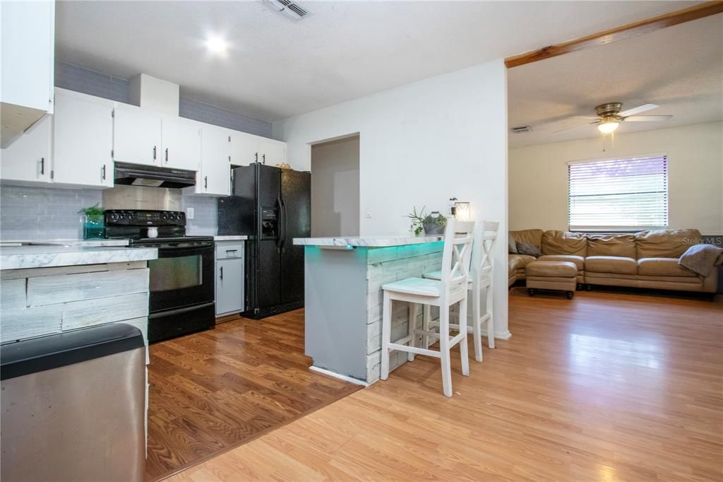 待售: $299,000 (3 贝兹, 2 浴室, 1296 平方英尺)