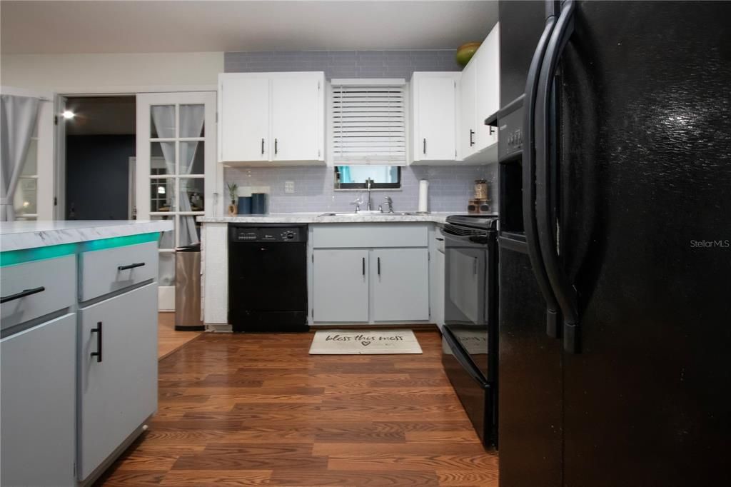 待售: $299,000 (3 贝兹, 2 浴室, 1296 平方英尺)