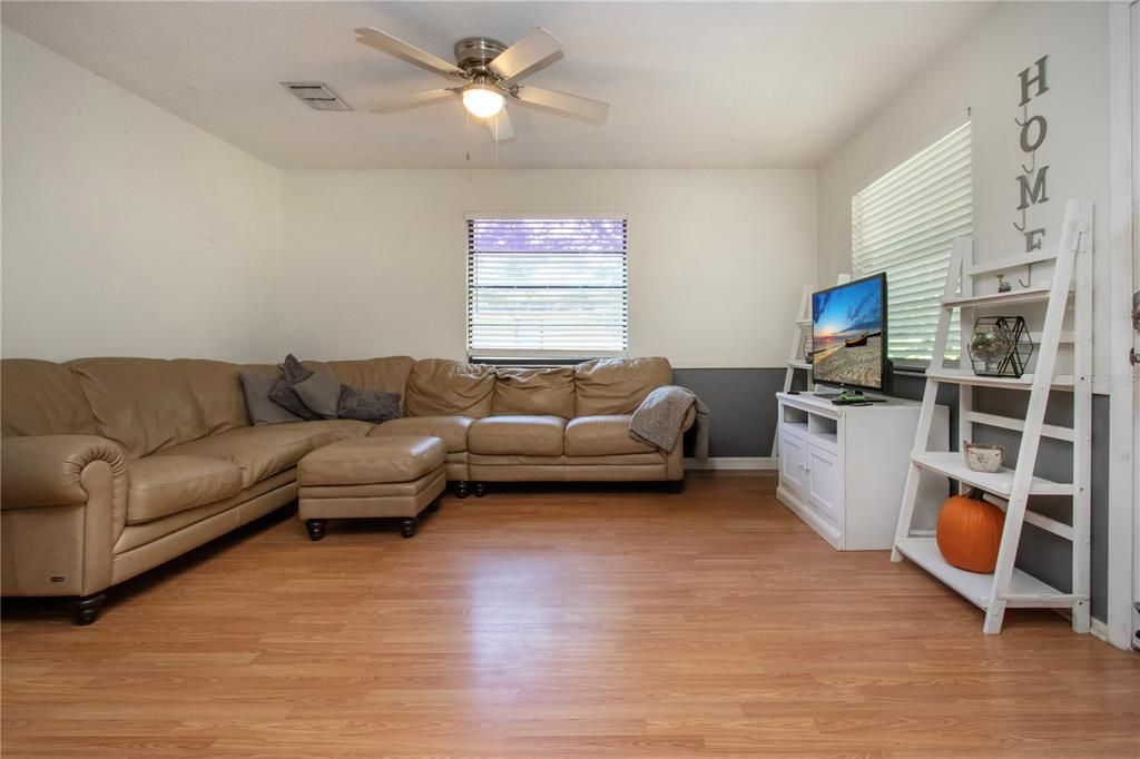 待售: $299,000 (3 贝兹, 2 浴室, 1296 平方英尺)