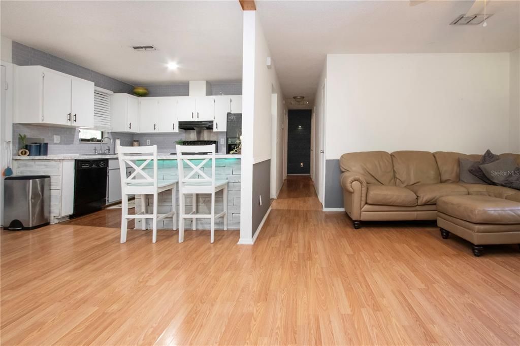 待售: $299,000 (3 贝兹, 2 浴室, 1296 平方英尺)