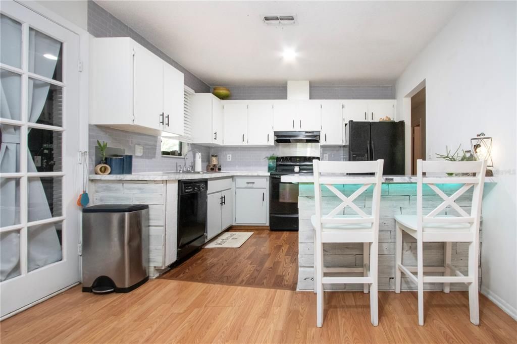 待售: $299,000 (3 贝兹, 2 浴室, 1296 平方英尺)