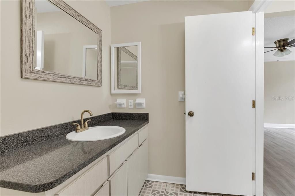 待售: $214,000 (3 贝兹, 2 浴室, 1575 平方英尺)