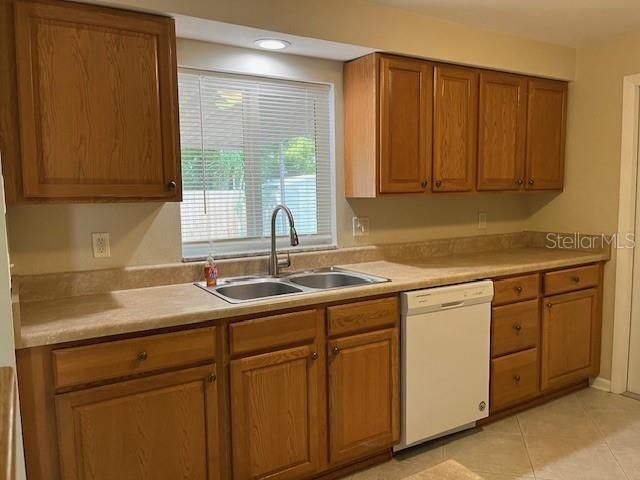 For Sale: $354,900 (2 beds, 1 baths, 1070 Square Feet)