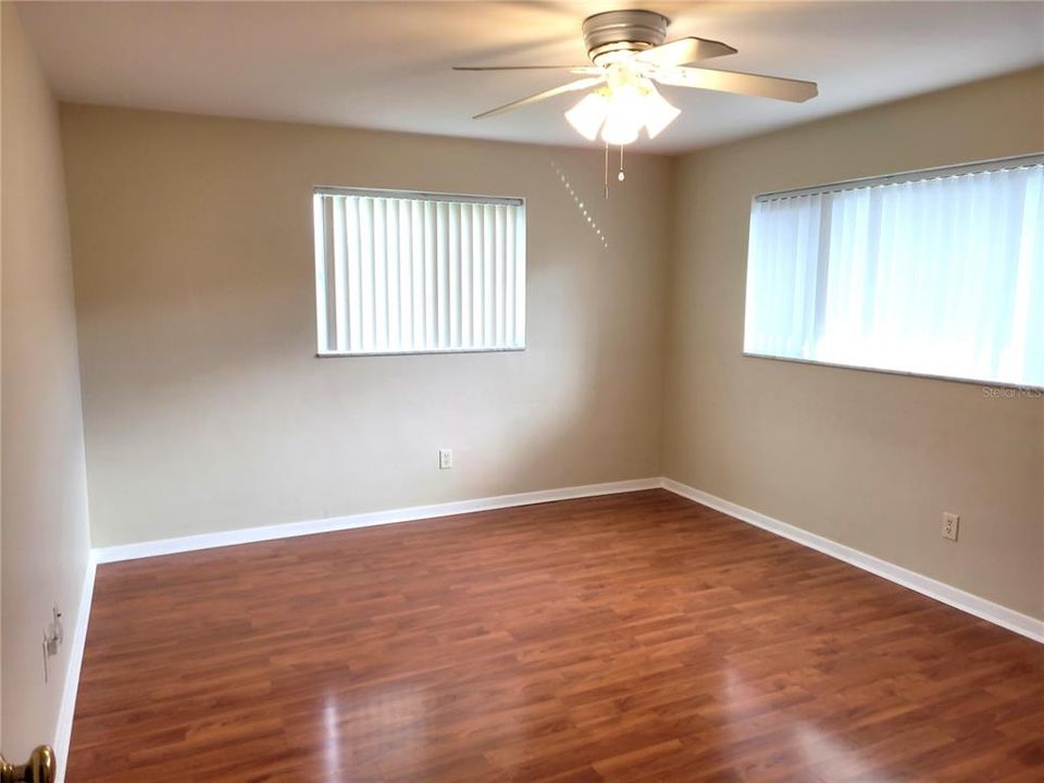 For Sale: $354,900 (2 beds, 1 baths, 1070 Square Feet)