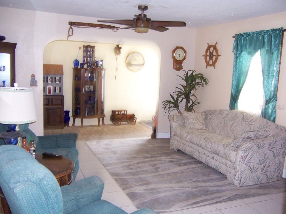 Под контрактом: $239,900 (4 спален, 2 ванн, 1935 Квадратных фут)