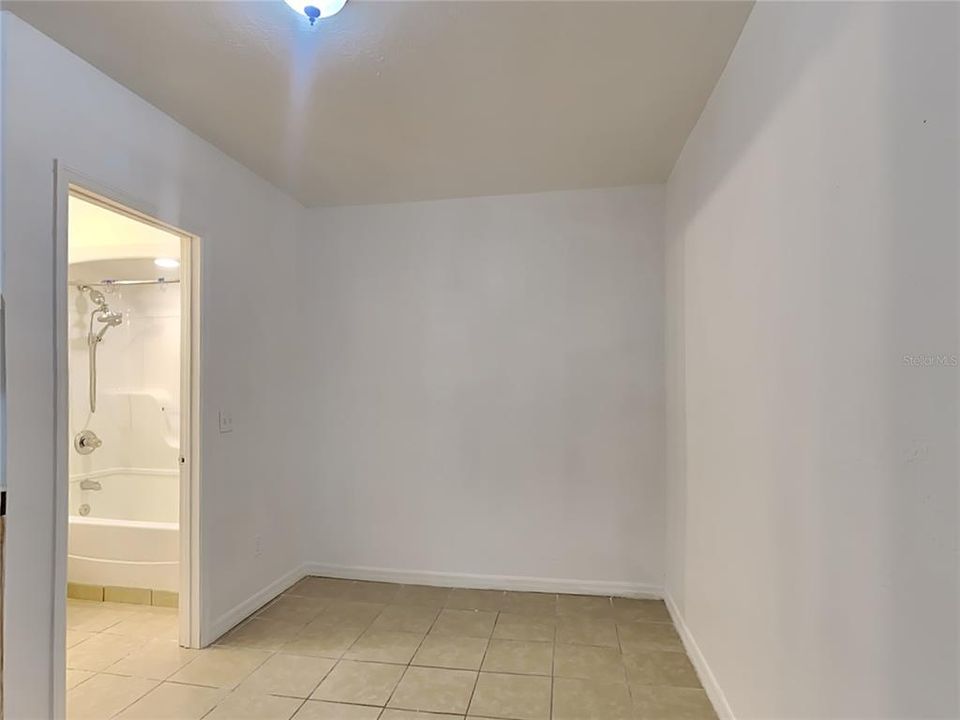 For Rent: $850 (1 beds, 1 baths, 1200 Square Feet)