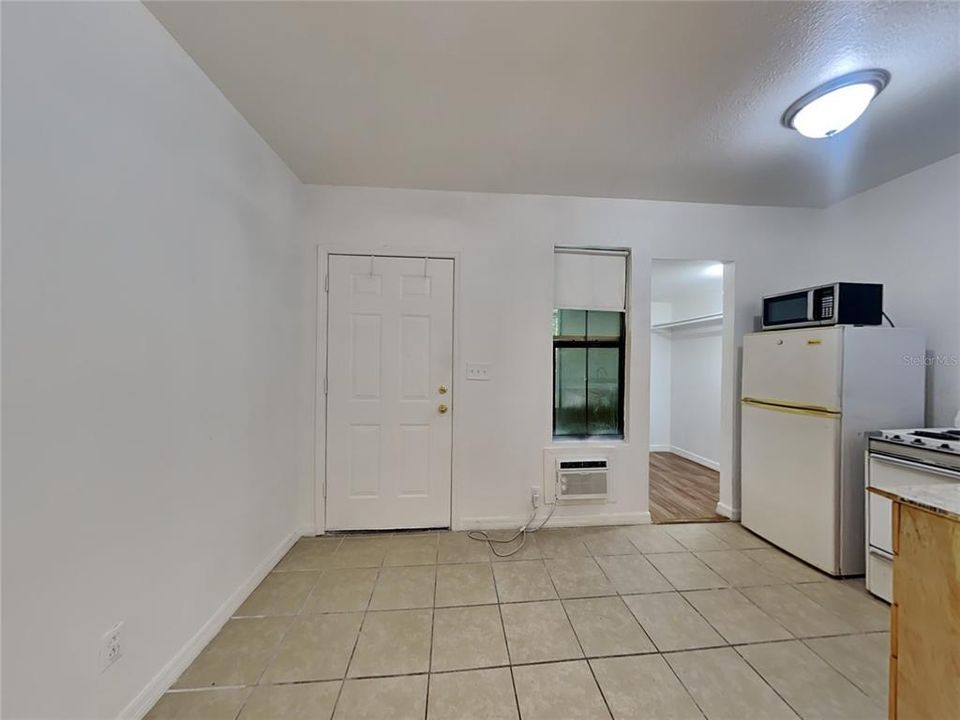 For Rent: $850 (1 beds, 1 baths, 1200 Square Feet)