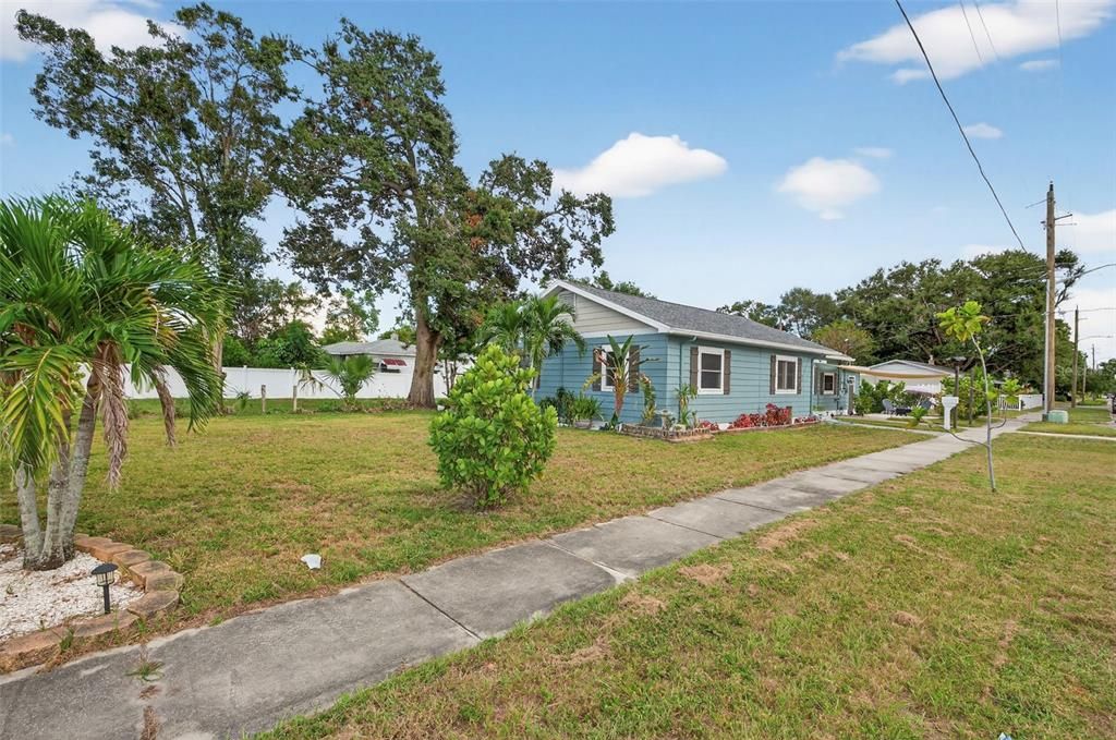 Active With Contract: $2,650 (3 beds, 2 baths, 1250 Square Feet)