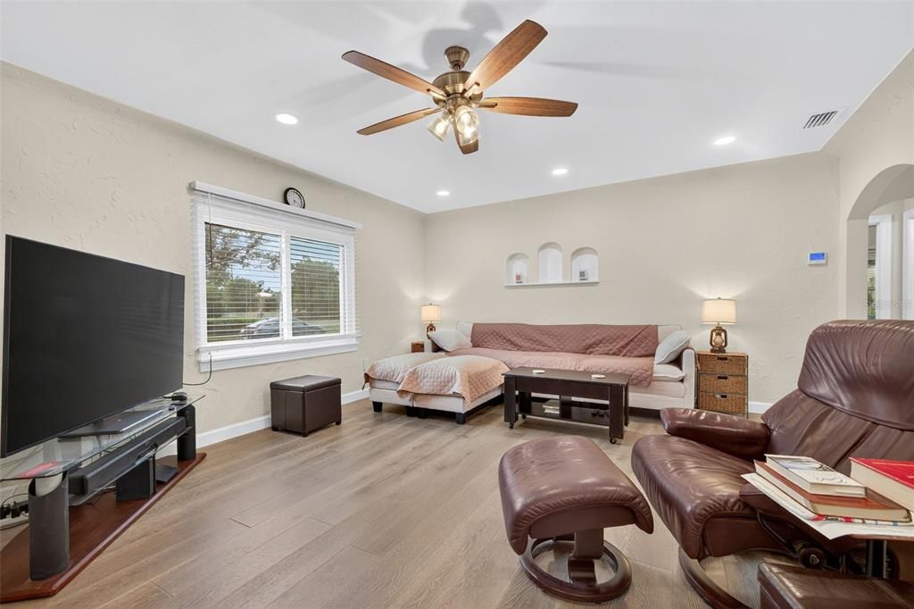 Active With Contract: $2,650 (3 beds, 2 baths, 1250 Square Feet)