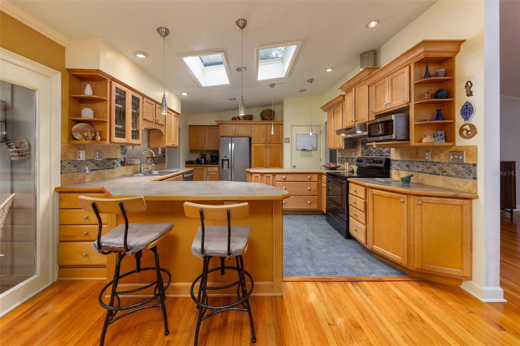 待售: $675,000 (4 贝兹, 3 浴室, 2340 平方英尺)