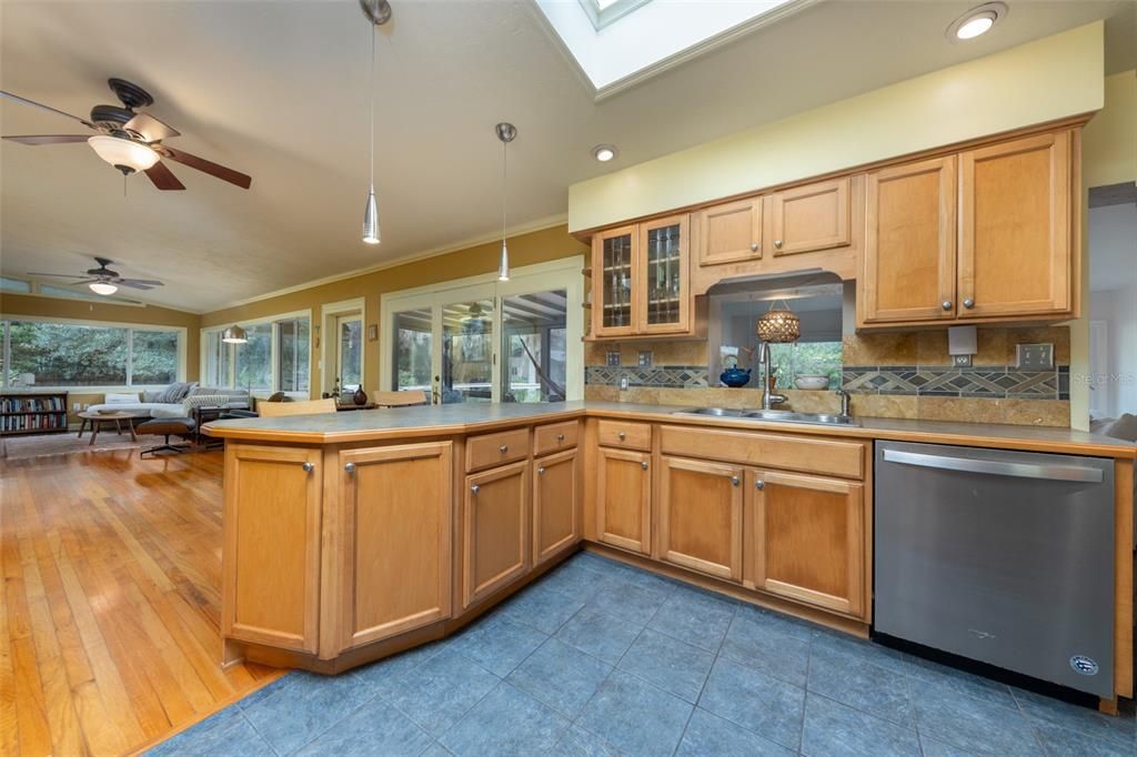 待售: $675,000 (4 贝兹, 3 浴室, 2340 平方英尺)