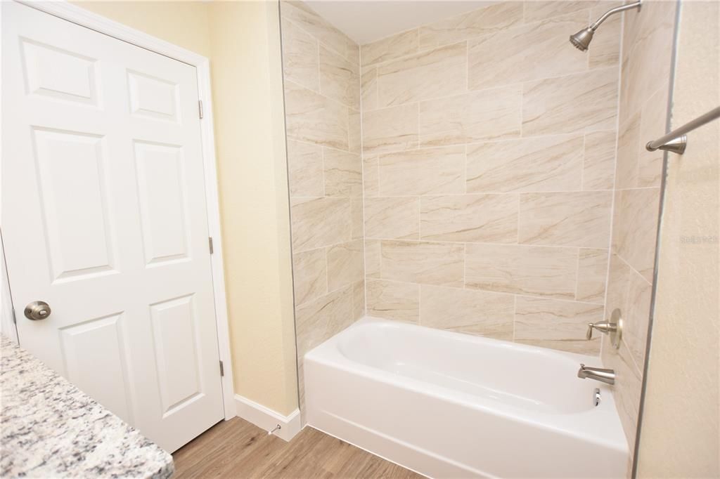 Под контрактом: $1,599 (3 спален, 2 ванн, 1108 Квадратных фут)