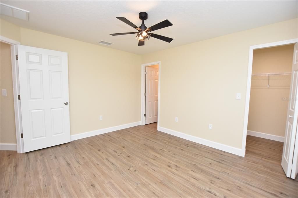 Под контрактом: $1,599 (3 спален, 2 ванн, 1108 Квадратных фут)