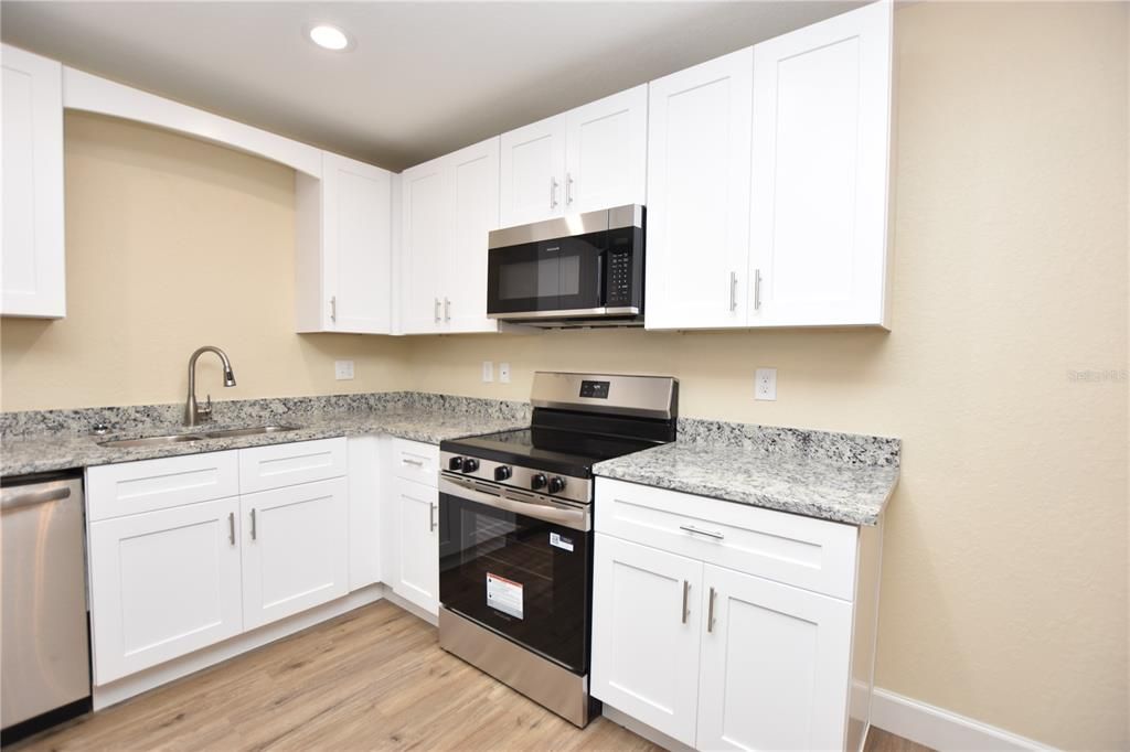 Под контрактом: $1,599 (3 спален, 2 ванн, 1108 Квадратных фут)