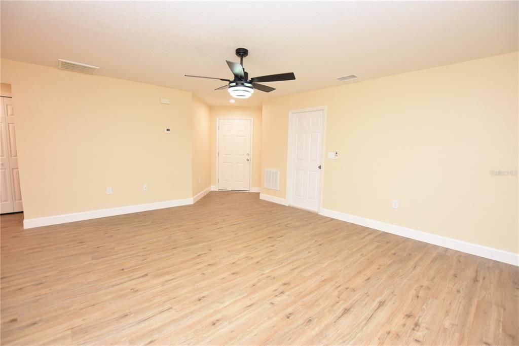 Под контрактом: $1,599 (3 спален, 2 ванн, 1108 Квадратных фут)