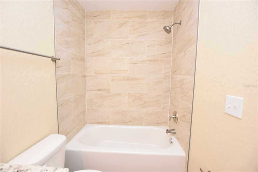 Под контрактом: $1,599 (3 спален, 2 ванн, 1108 Квадратных фут)