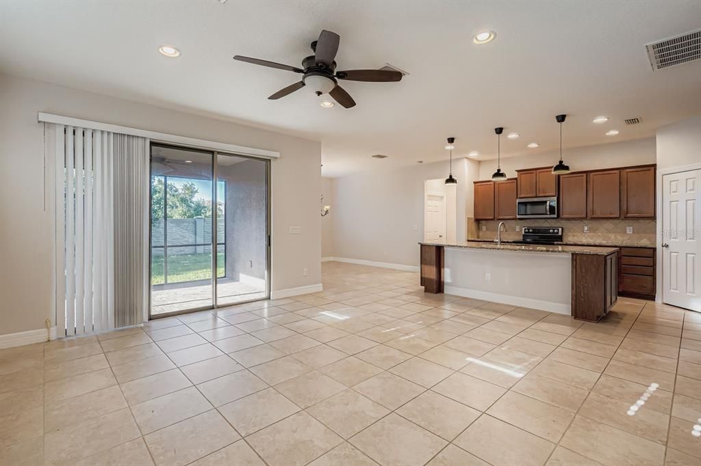 待售: $370,000 (4 贝兹, 2 浴室, 2007 平方英尺)