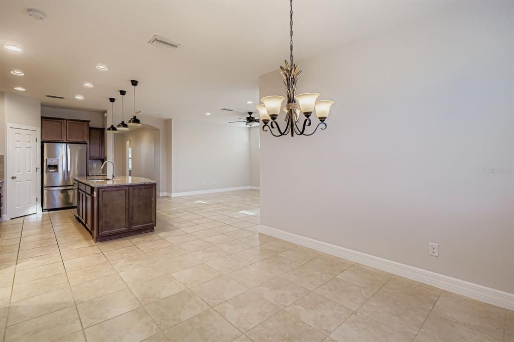 待售: $370,000 (4 贝兹, 2 浴室, 2007 平方英尺)