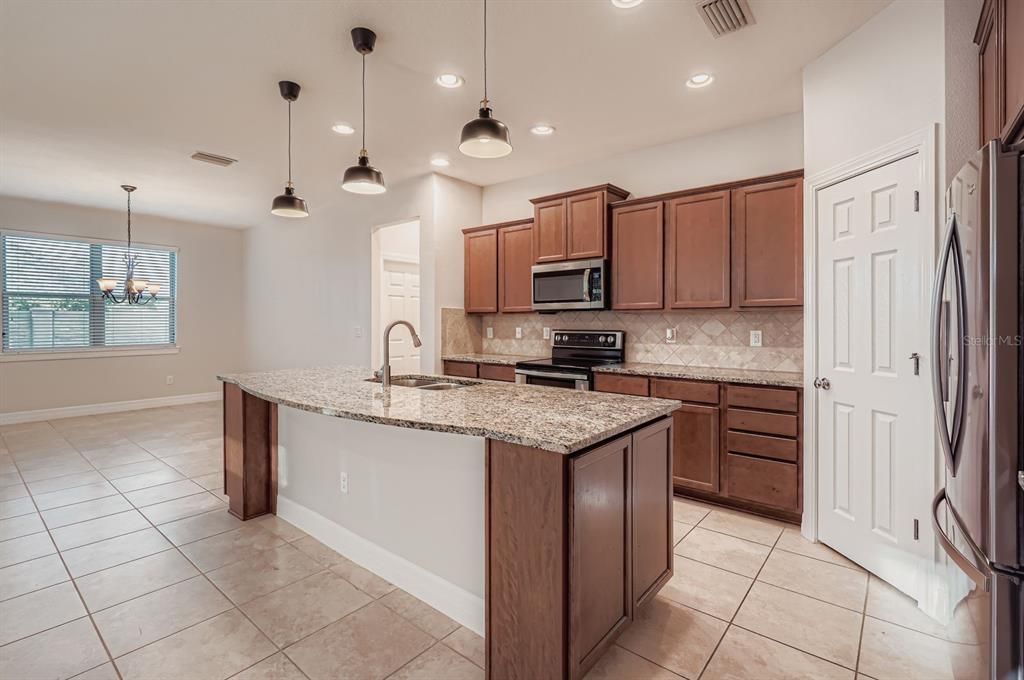 待售: $370,000 (4 贝兹, 2 浴室, 2007 平方英尺)