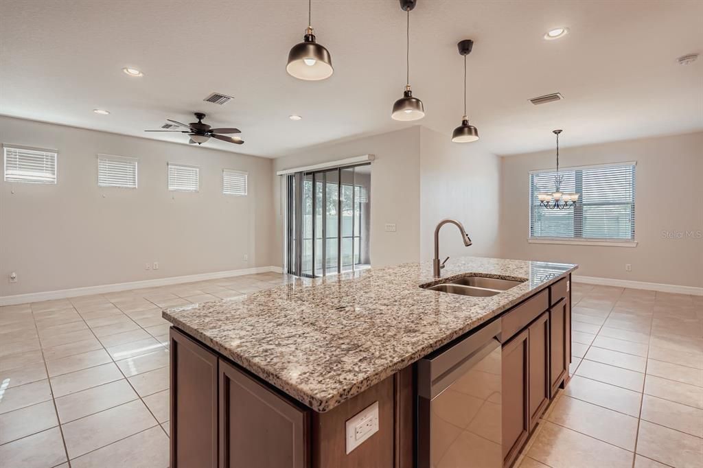 待售: $370,000 (4 贝兹, 2 浴室, 2007 平方英尺)