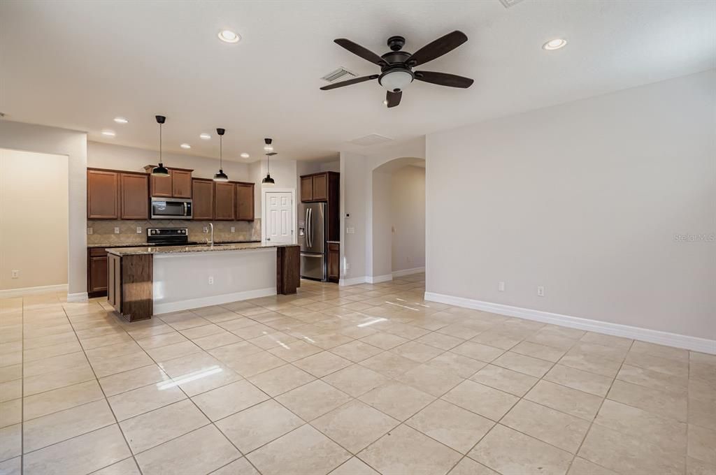 待售: $370,000 (4 贝兹, 2 浴室, 2007 平方英尺)