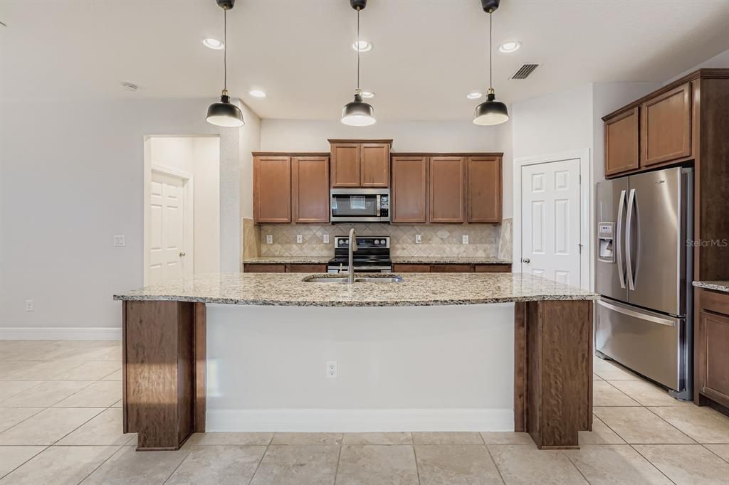 待售: $370,000 (4 贝兹, 2 浴室, 2007 平方英尺)