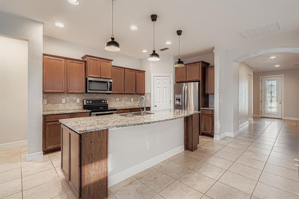 待售: $370,000 (4 贝兹, 2 浴室, 2007 平方英尺)