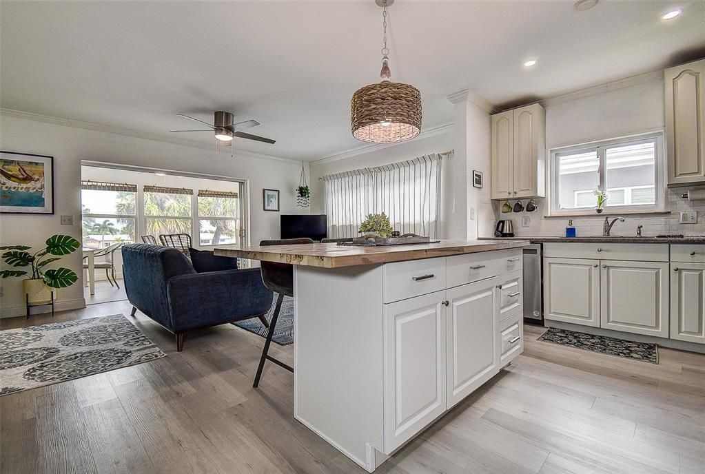 For Sale: $360,000 (1 beds, 1 baths, 684 Square Feet)