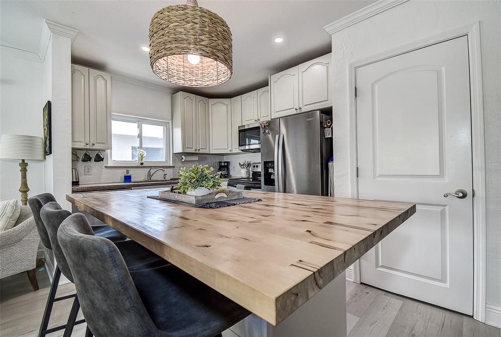 For Sale: $360,000 (1 beds, 1 baths, 684 Square Feet)