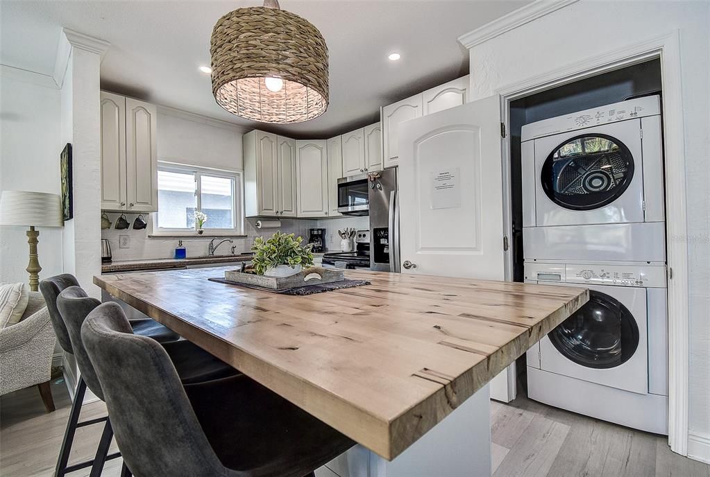 For Sale: $360,000 (1 beds, 1 baths, 684 Square Feet)