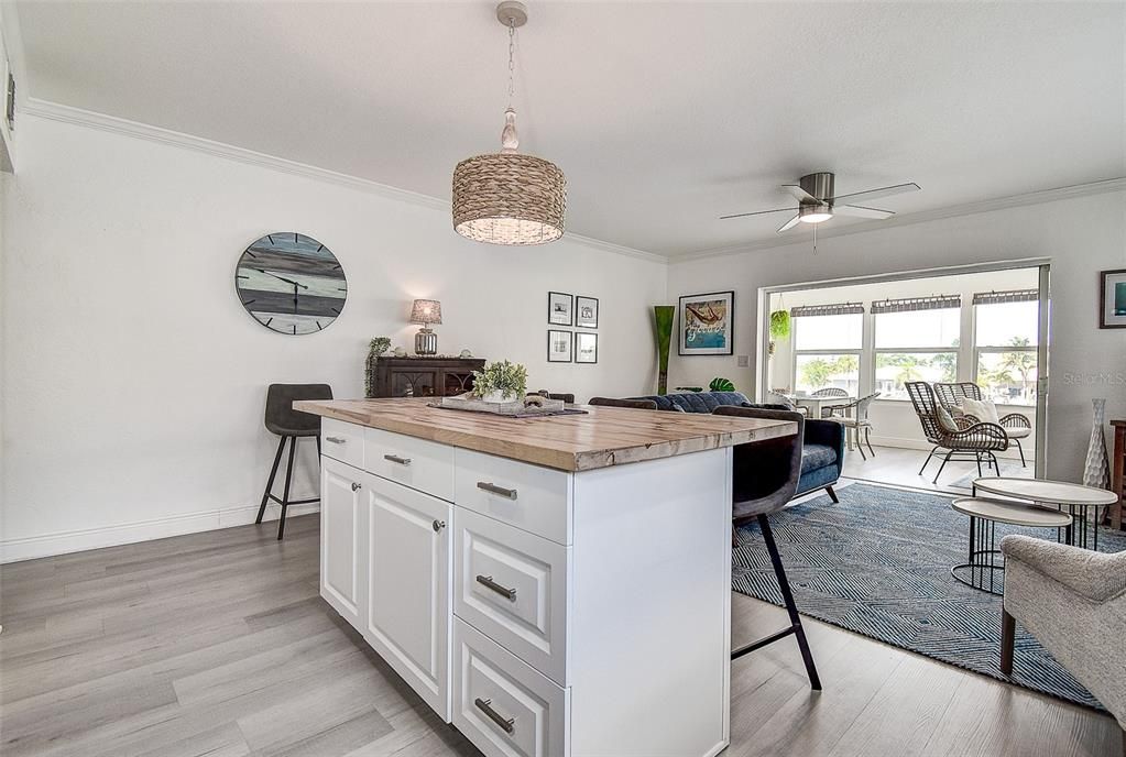 For Sale: $360,000 (1 beds, 1 baths, 684 Square Feet)