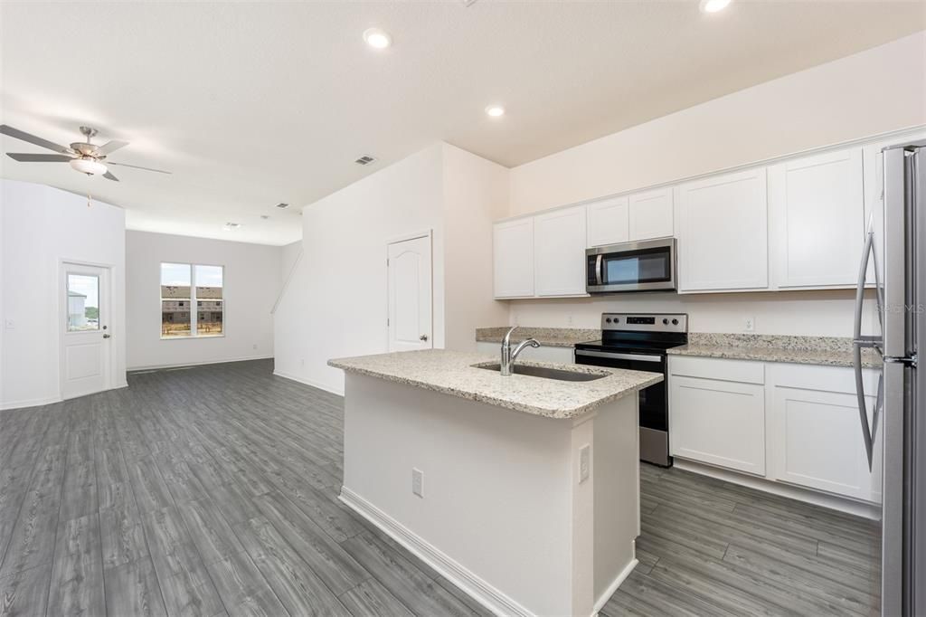 合同活跃: $247,900 (3 贝兹, 2 浴室, 1817 平方英尺)