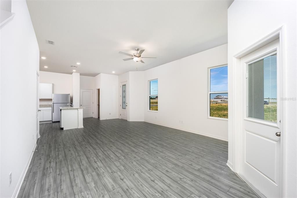 合同活跃: $247,900 (3 贝兹, 2 浴室, 1817 平方英尺)