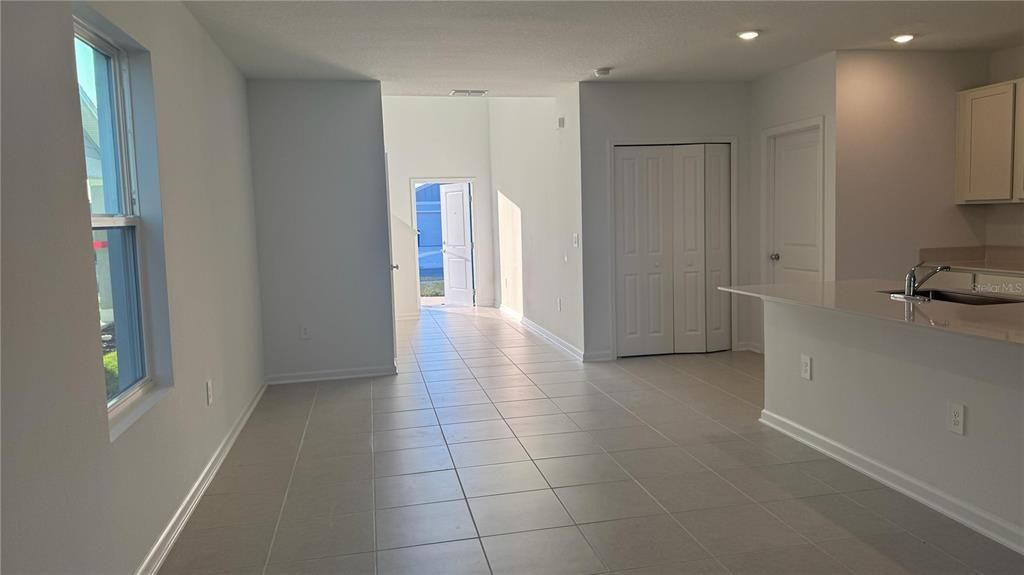 For Rent: $2,300 (5 beds, 2 baths, 2326 Square Feet)