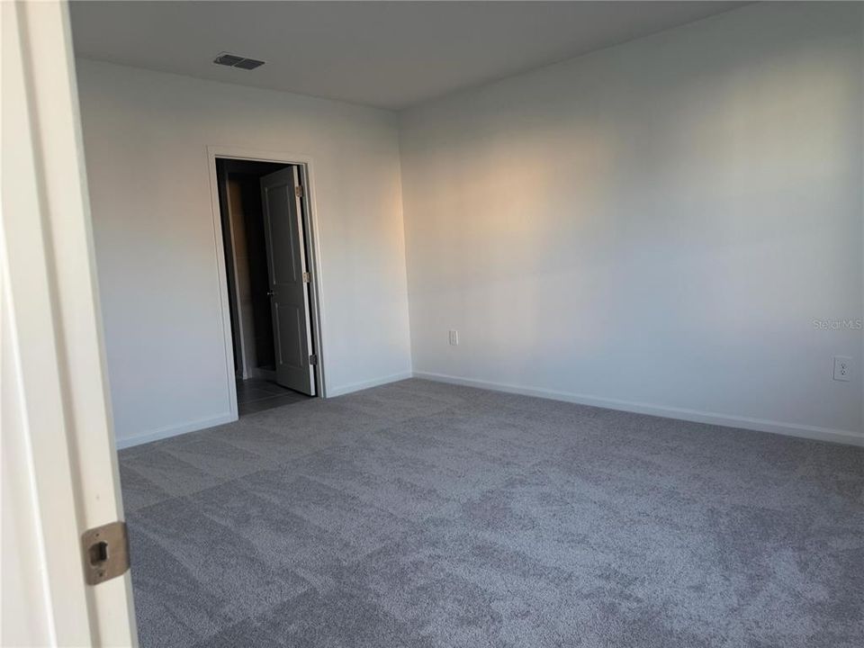 For Rent: $2,300 (5 beds, 2 baths, 2326 Square Feet)