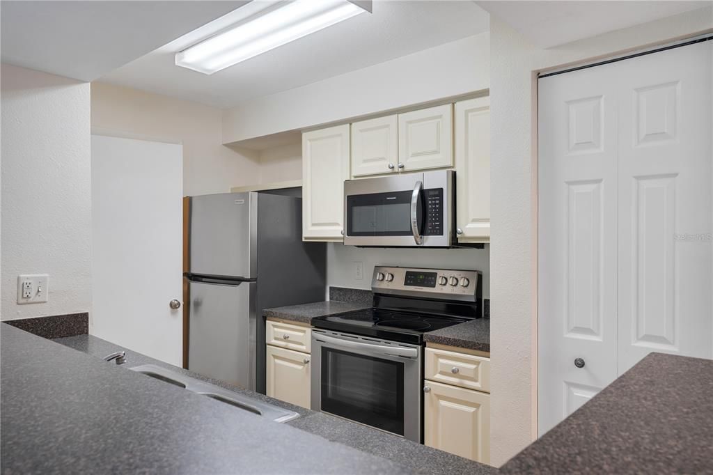 For Rent: $1,550 (2 beds, 2 baths, 937 Square Feet)