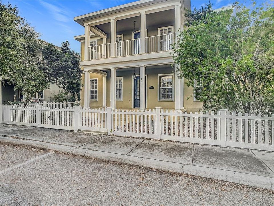 Activo con contrato: $604,950 (4 camas, 2 baños, 3334 Pies cuadrados)