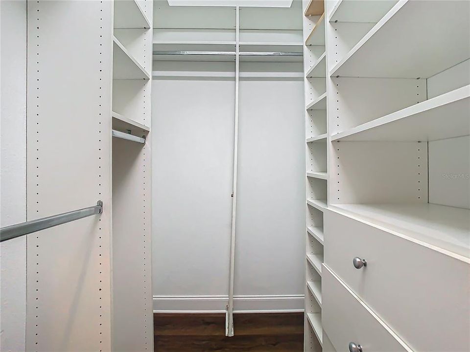 Activo con contrato: $604,950 (4 camas, 2 baños, 3334 Pies cuadrados)