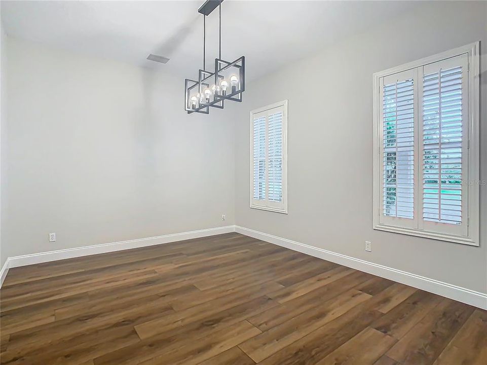 Activo con contrato: $604,950 (4 camas, 2 baños, 3334 Pies cuadrados)