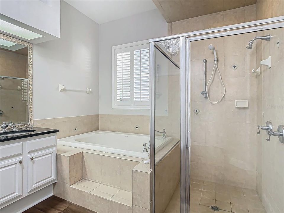 Activo con contrato: $604,950 (4 camas, 2 baños, 3334 Pies cuadrados)