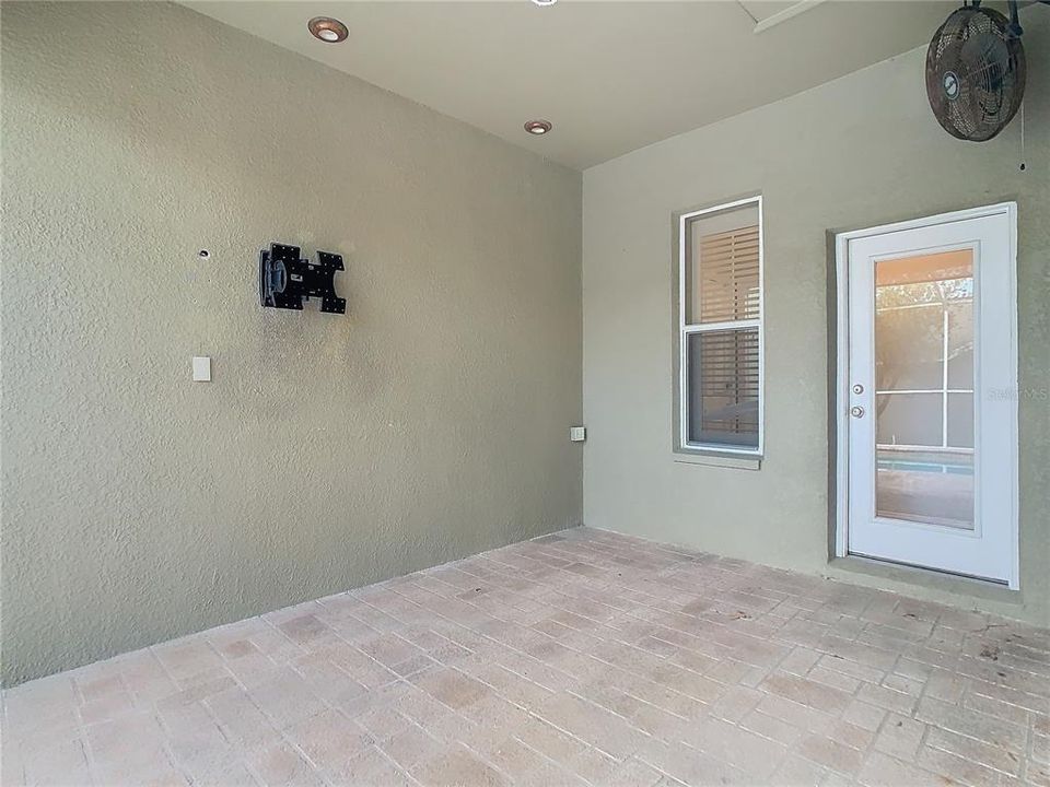 Activo con contrato: $604,950 (4 camas, 2 baños, 3334 Pies cuadrados)