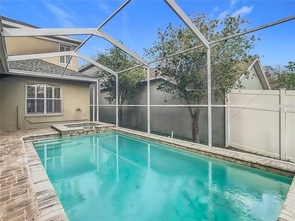 Activo con contrato: $604,950 (4 camas, 2 baños, 3334 Pies cuadrados)