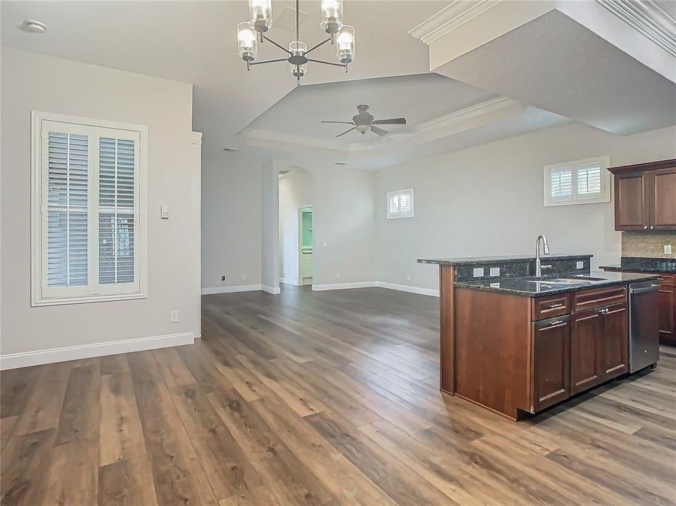 Activo con contrato: $604,950 (4 camas, 2 baños, 3334 Pies cuadrados)