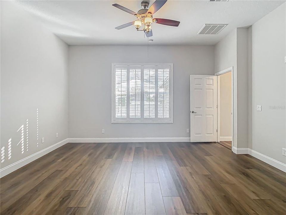 Activo con contrato: $604,950 (4 camas, 2 baños, 3334 Pies cuadrados)