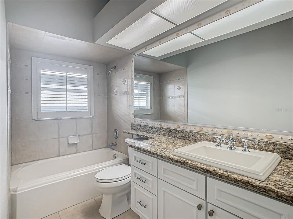 Activo con contrato: $604,950 (4 camas, 2 baños, 3334 Pies cuadrados)