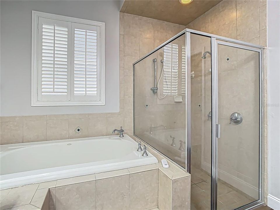 Activo con contrato: $604,950 (4 camas, 2 baños, 3334 Pies cuadrados)