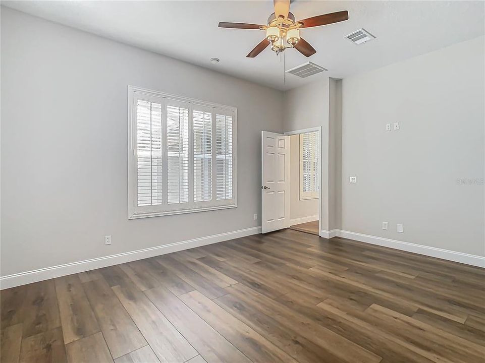 Activo con contrato: $604,950 (4 camas, 2 baños, 3334 Pies cuadrados)